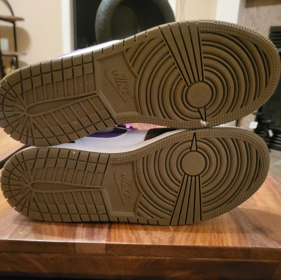 Sneakers - Picture 4 of 5